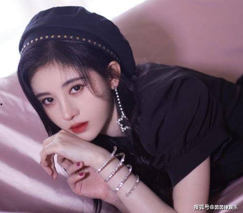吃瓜娱乐圈鞠婧祎图片,从争议女神到话题女王，娱乐圈的蜕变之路”